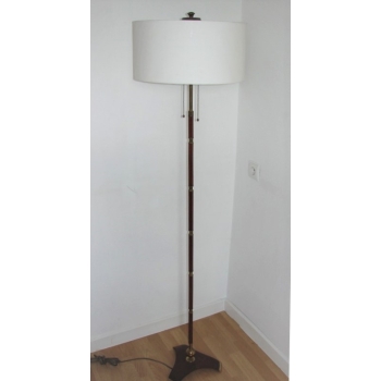 Stabilna podstawa mosiężnej lampy podłogowej vintage